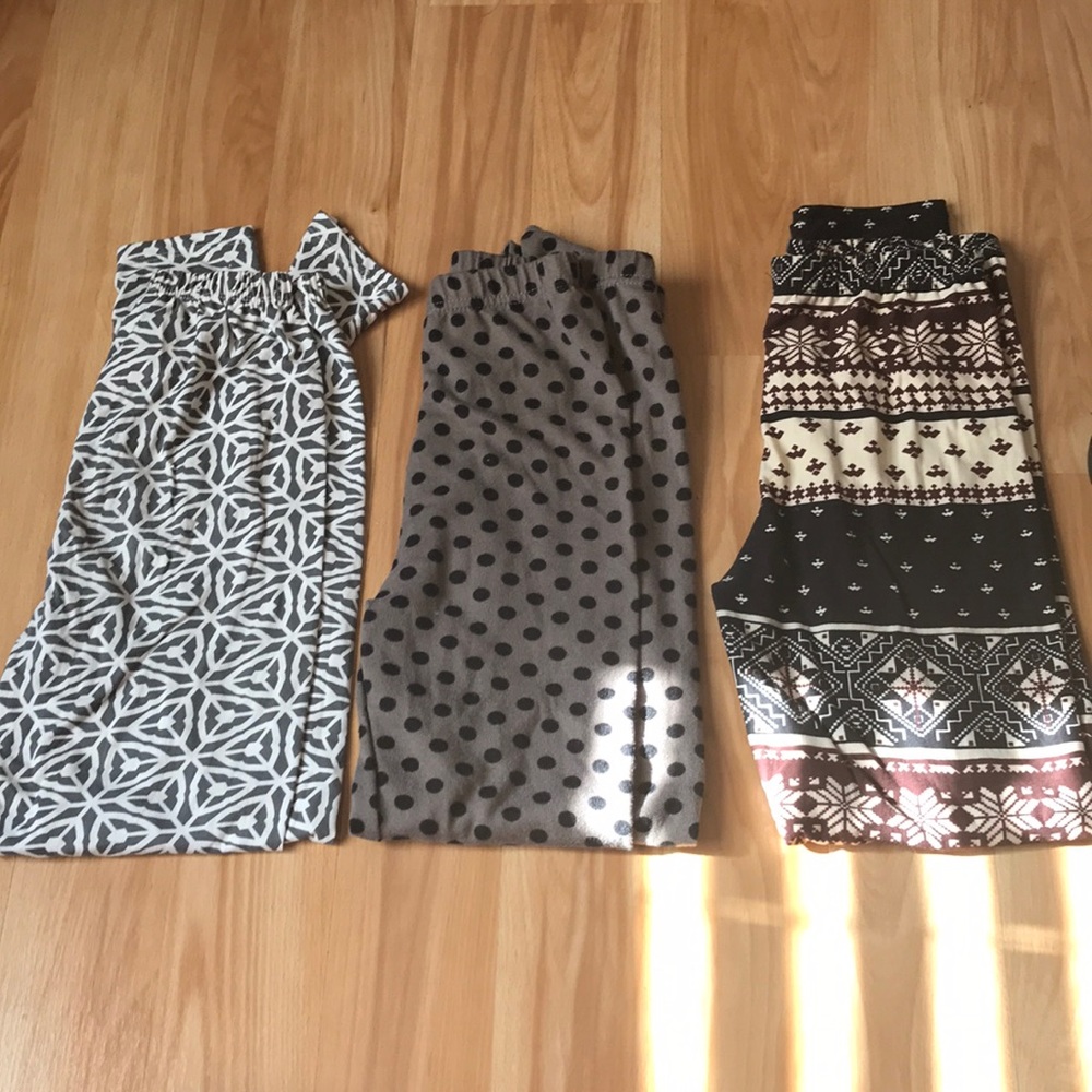 Patterned leggings.